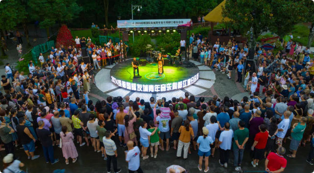 都江堰景区积极迈向国际化,全国文旅首个AI智能翻译屏落地